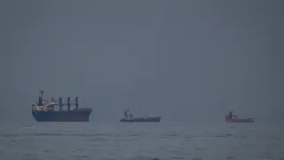 Buques petroleros y otros buques se alinean en el estrecho de Ormuz, vistos desde Khor Fakkan, Emiratos Árabes Unidos.