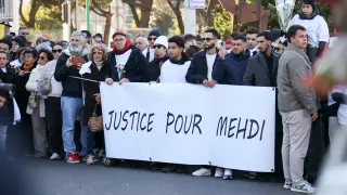 Franceses rinden tributo a Mehdi Kessaci, el joven de 20 años asesinado el 13 de noviembre de 2025.