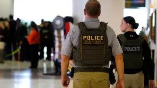 USA9312. HOUSTON (ESTADOS UNIDOS), 23/03/2026.- Integrantes del Departamento de Seguridad Nacional (DHS) trabajan este lunes, en el Aeropuerto Intercontinental George Bush en Houston (EE.UU). El Gobierno de Estados Unidos desplegó a agentes del Servicio de Inmigración y Control de Aduanas (ICE) en los aeropuertos del país para aliviar la carga de trabajo de la Administración de Seguridad del Transporte (TSA). EFE/ José Luis Castillo