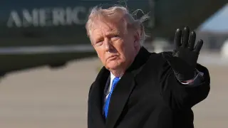 El presidente Donald Trump saluda con la mano tras llegar en el Air Force One, el lunes 23 de marzo de 2026, a la Base Conjunta Andrews, en Maryland.