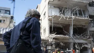 TEL AVIV, 24/03/2026.- Irán lanzó la madrugada de este martes hasta seis andanadas de misiles contra Israel, según alertó por mensajería el Ejército israelí desde pasada la medianoche hasta cerca de las ocho de la mañana, sin causar heridos pero sí daños en infraestructuras y varios incendios.EFE/Magda Gibelli