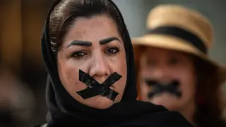 Mujer con la boca tapada en una protesta en Madrid por la pérdida de derechos fundamentales de mujeres y niñas en Afganistán.