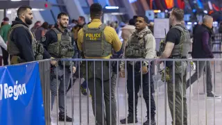 DULLES (United States), 26/03/2026.- Immigration and Customs Enforcement (ICE) officers patrol Dulles International Airport in Dulles, Virginia, USA, 26 March 2026. ICE agents have begun checking passengers' IDs at some airports, working alongside TSA officers, roughly 50,000 of whom are working unpaid due to a partial Department of Homeland Security shutdown, to help reduce extended wait times. EFE/EPA/SHAWN THEW