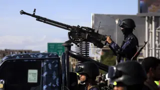 Un soldado hutí maneja una ametralladora en una camioneta mientras patrulla durante una manifestación en solidaridad con Irán en Sanaa, Yemen.