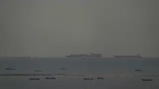 Buques de carga navegan por el Golfo Pérsico hacia el Estrecho de Ormuz, frente a Emiratos Árabes Unidos.