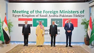 Los ministros de Asuntos Exteriores de Egipto, Bader Abdelati; Arabia Saudí, Faisal bin Farhan; Pakistán, Ishaq Dar, y Turquía, Hakan Fidan en Islamabad.