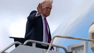 President Donald Trump waves as he boards Air Force One, Sunday, March 29, 2026, at Palm Beach International Airport in West Palm Beach, Fla. (AP Photo/Mark Schiefelbein) Asspciated Press / LaPresseOnly italy and spain