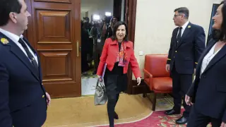 MADRID (ESPAÑA), 31/03/2026.- La ministra de Defensa, Margarita Robles (c) a su llegada a la comparecencia este martes a petición urgente del PP en la comisión mixta de Seguridad Nacional para informar de las decisiones adoptadas por el Gobierno en relación con la situación en Oriente Próximo. EFE/ Borja Sanchez-Trillo