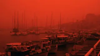FOTODELDÍA HER08. HERACLIÓN (GRECIA), 01/04/2026.- Fotografía que muestra la ciudad de Heraclión cubierta de polvo rojo procedente de África este miércoles, en la isla de Creta (Grecia). Tres vuelos internacionales tuvieron que ser desviados a otros aeropuertos debido a la escasa visibilidad provocada por el polvo africano. EFE/EPA/ Nikos Chalkiadakis