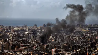 05/04/2026 05 April 2026, Lebanon, Beirut: Smoke rises from an alleged Hezbollah position in a southern suburb of Beirut, a stronghold of the pro-Iranian group, following an Israeli air raid. Israeli strikes across southern Lebanon and the capital have killed at least 14 people, a day after Israel threatened to target Lebanon's main border crossing with Syria, forcing its closure. Photo: Marwan Naamani/ZUMA Press Wire/dpaPOLITICA INTERNACIONALMarwan Naamani/ZUMA Press Wire/d / DPA