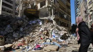 BEIRUT (Lebanon), 09/04/2026.- A woman watches as a bulldozer clears the rubble of a destroyed building the day after an Israeli airstrike in the Ain Mreisseh neighborhood of Beirut, Lebanon, 09 April 2026. At least 182 people were killed and more than 890 others injured after Israeli airstrikes hit multiple locations across Lebanon on 08 April, the Lebanese Ministry of Health reported. Israel launched a large-scale attack across Lebanon, including central Beirut, a day after the US and Iran agreed to a ceasefire. The Israeli government said the ceasefire does not cover Lebanon and that strikes on Hezbollah locations will continue. (Líbano, Hizbulá/Hezbolá) EFE/EPA/WAEL HAMZEH