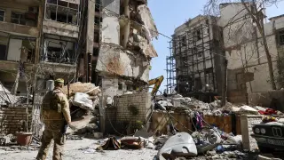 BEIRUT (Lebanon), 09/04/2026.- A Lebanese army soldier stands next to a destroyed residential building the day after an Israeli airstrike in the Ain Mreisseh neighborhood of Beirut, Lebanon, 09 April 2026. At least 182 people were killed and more than 890 others injured after Israeli airstrikes hit multiple locations across Lebanon on 08 April, the Lebanese Ministry of Health reported. Israel launched a large-scale attack across Lebanon, including central Beirut, a day after the US and Iran agreed to a ceasefire. The Israeli government said the ceasefire does not cover Lebanon and that strikes on Hezbollah locations will continue. (Líbano, Hizbulá/Hezbolá) EFE/EPA/WAEL HAMZEH