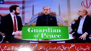 El vicepresidente de Estados Unidos, JD Vance (izquierda), junto al primer ministro pakistaní, Shehbaz Sharif (centro), y el presidente del Parlamento iraní, Mohammad Bagher Ghalibaf (derecha), aparecen en una pantalla de televisión en Peshawar (Pakistán.