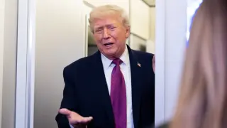 El presidente de EEUU, Donald Trump, habla con periodistas a bordo del Air Force One, este pasado viernes.