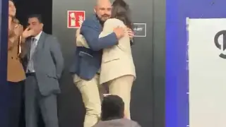 Un periodista cubano se ha saltado el protocolo este sábado en Madrid y ha subido al escenario para abrazar a María Corina Machado.