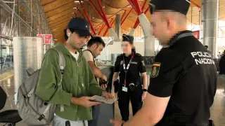 La Policía Nacional efectúa controles aleatorios de documentación el Aeropuerto de Barajas a los viajeros procedentes de vuelos con origen en Italia.