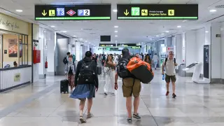 09/08/2026 Varias personas en la zona de llegadas de la T2, a 9 de agosto de 2026, en Madrid (España). El Boletín Oficial del Estado (BOE) ha publicado este domingo la orden del Ministerio de Interior por la que se ha acordado restablecer de manera temporal los controles en las fronteras interiores de puertos y aeropuertos para los viajeros procedentes de Italia ante "la presión migratoria en la ruta del Mediterráneo central". Estos controles fronterizos comenzaron a aplicarse desde el pasado sábado en los aeropuertos y puertos españoles, tienen carácter aleatorio y durante un período de treinta días naturales, desde las 00:00 horas del pasado 8 de agosto de 2026 y hasta las 24:00 horas del día 7 de septiembre de 2026.POLITICA Gustavo Valiente - Europa Press