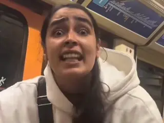 Una mujer, gritando consignas xenófobas en el Metro de Madrid.