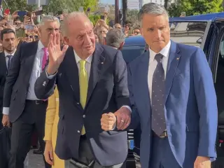 El rey emérito Juan Carlos I a su llegada a la plaza de toros de La Maestranza de Sevilla junto a su hombre de confianza.