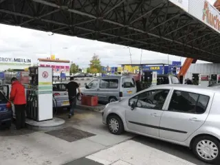 Unos conductores tratan de repostar en una gasolinera de Burdeos.