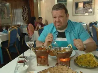 Chicote prueba uno de los platos del restaurante indio Sagar, en Madrid.