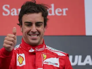 Fernando Alonso celebra una victoria en el circuito de Hockenheimring en Alemania.