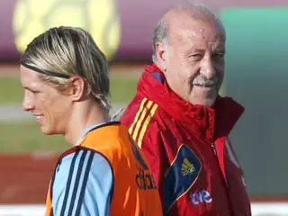 El delantero internacional espa&ntilde;ol Fernando Torres (i) y el seleccionador nacional, Vicente del Bosque (d).