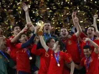 Iker Casillas levanta el trofeo de campe&oacute;n del Mundo 2010.