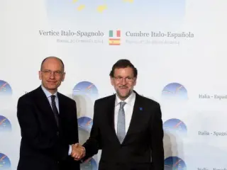El primer ministro italiano, Enrico Letta (i), estrecha la mano del presidente del Gobierno espa&ntilde;ol, Mariano Rajoy.