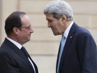 El presidente galo, Fran&ccedil;ois Hollande (i), saluda al secretario de Estado de EE UU, John Kerry.