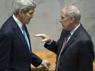 El secretario de Estado de los Estados Unidos, John Kerry, habla con el senador republicano por Indiana, Dan Coats.