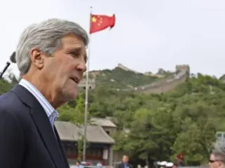 El secretario de Estado estadounidense, John Kerry, en una de sus visitas a pa&iacute;s chino frente a la Gran Muralla.