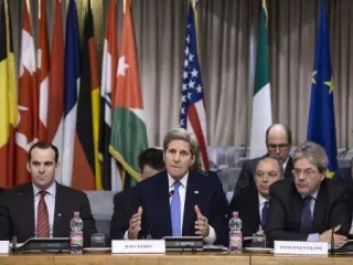 El secretario de estado estadounidense, John Kerry (centro), y el ministro italiano de Exteriores, Paolo Gentiloni (dcha), asisten a la reuni&oacute;n de la coalici&oacute;n internacional contra Estado Isl&aacute;mico en Roma (Italia).
