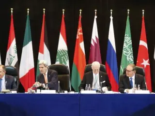 El secretario de Estado de EE UU, John Kerry (2-i), y el ministro ruso de Exteriores, Sergu&eacute;i Lavrov (i), asisten al encuentro del Grupo Internacional de Apoyo a Siria (ISSG, en sus siglas en ingl&eacute;s) celebrado en M&uacute;nich, Alemania, el 11 de febrero de 2016.