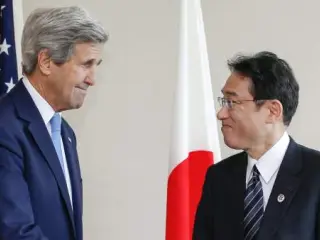 John Kerry saluda a Fumio Kishida en Hiroshima, Jap&oacute;n.