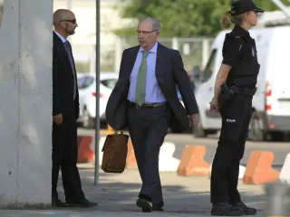 El exdirigente del PP y exvicepresidente del Gobierno, Rodrigo Rato, a su llegada a la Audiencia Nacional en San Fernando de Henares, para comparecer como testigo en el macrojuicio de la trama G&uuml;rtel.