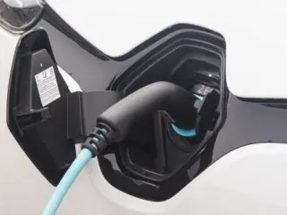 La funci&oacute;n del cargador es absorber la electricidad de forma alterna directamente desde la red para transformarla en corriente continua.