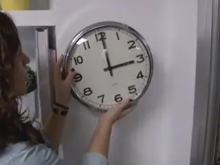 Estamos a menos de un d&iacute;a para que llegue el momento de cambiar la hora. Ser&aacute; ma&ntilde;ana s&aacute;bado 26 de octubre de madrugada, cuando el reloj marque las tres de la ma&ntilde;ana en realidad, ser&aacute;n las dos.