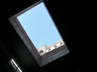 La luz entra por uno de los respiraderos del t&uacute;nel de conexi&oacute;n entre las estaciones de Sol y Gran V&iacute;a.