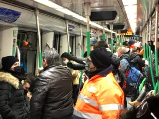 Uno de los vagones de la l&iacute;nea 10, del Metro de Madrid, abarrotado de viajeros en plena pandemia. El metro es el &uacute;nico transporte que funciona con normalidad, tras el paso de la borrasca Filomena, lo que ha producido que haya mucha aglomeraci&oacute;n de gente.