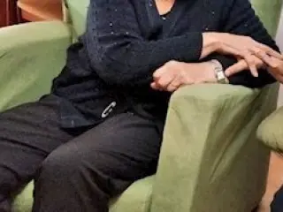 Imagen de las manos de una anciana en una residencia.