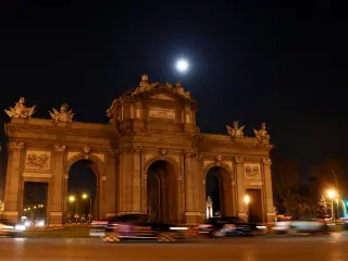 Imagen de la Puerta de Alcal&aacute; en Madrid con su iluminaci&oacute;n apagada.