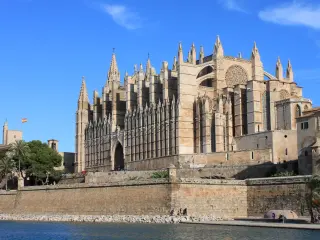 La capital de la isla mallorquina es una visita imprescindible. M&aacute;s all&aacute; de las playas, cuenta con un importante patrimonio cultural en el que destaca su impresionante catedral de Santa Mar&iacute;a, de una gran belleza. Adem&aacute;s, merece la pena pasear por sus calles y plazas y disfrutar de un lugar &uacute;nico.