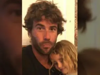 Tomas Gimeno no fue elegido como piloto para representar a las islas en su pasi&oacute;n por el karting. Escuch&aacute;ndolo su amor propio qued&oacute; m&aacute;s que claro. Eran otros tiempos pero para los investigadores el perfil de Tom&aacute;s Gimeno queda perfectamente retratado. Orgullos de si mismo, y competitivo, una ganador dec&iacute;a. Los amigos &iacute;ntimos le han dicho a guardia civil que no soportaba ver a Beatriz con otra pareja, y perder el control de sus hijas. &#8203; &#8203;Beatriz ha aportado a la investigaci&oacute;n conversaciones con Tom&aacute;s dos meses antes de la desaparici&oacute;n en las insinuaba su intenci&oacute;n de marcharse, incluso cambiar de continente. Hablaba de la familia que perd&iacute;a como si fueran de sus propiedad . Un rasgo machista como la agresi&oacute;n a la pareja de Beatriz que motiv&oacute; la denuncia contra &eacute;l por maltrato y amenazas.