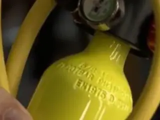 Las dos botellas de aire se encontraron el pasado fin de semana. Son de Tomás Gimeno porque tienen número de serie y han encontrado la factura en su casa. También tenía un propulsor habitual de pesca submarina pero no lo utilizó. Sí el cinturón de 8 kilos de plomos con el que se lastró.

Las botellas son auxiliares de emergencia para el buceo recreativo o en la pesca submarina. Llevan un miniregulador o boquilla para respirar. La teoría de la Guardia Civil es que respirando el aire de esas minibotellas, una mezcla de nitrógeno y oxígeno, Gimeno consiguió evitar la muerte violenta por ahogamiento. 20 inhalaciones bastarían para entrar en narcosis en minutos. Pérdida de memoria primero y luego de conocimiento. Le llaman muerte dulce.

Esta prueba demuestra que lo pensó todo con premeditación y que después de lastrar a sus hijas, cargar el teléfono y despedirse de su novia, su padre y amigos, se suicidó. Ahora falta encontrar el cuerpo y el cinturón de plomos, que deberían estar cerca.