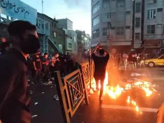 Enfrentamientos en Teher&aacute;n entre manifestantes y la Polic&iacute;a, durante las protestas por la muerte de Mahsa Amin tras ser detenida por llevar mal puesto el velo.