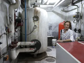 fotografo: Jorge Paris Hernandez [[[PREVISIONES 20M]]] tema: Foto a presidenta de comunidad de vecinos: tema calefacci&oacute;n central