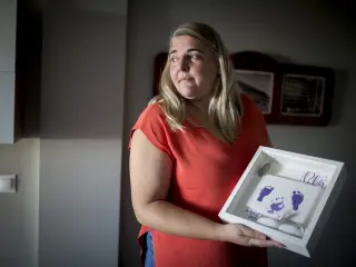 Pilar L&oacute;pez, con los patucos que le hab&iacute;a enmarcado a su beb&eacute;.