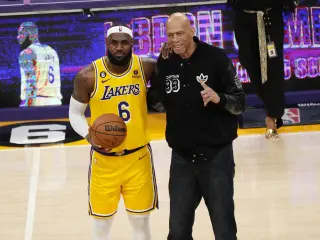 LeBron James, junto a Kareem Abdul-Jabbar en el centro de la pista.