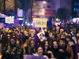 Miles de personas protestan con carteles durante la manifestaci&oacute;n encabezada por el Moviment Feminista de Mallorca por el 8M, D&iacute;a Internacional de la Mujer, a 8 de marzo de 2023, en Palma de Mallorca, Mallorca, Baleares (Espa&ntilde;a).